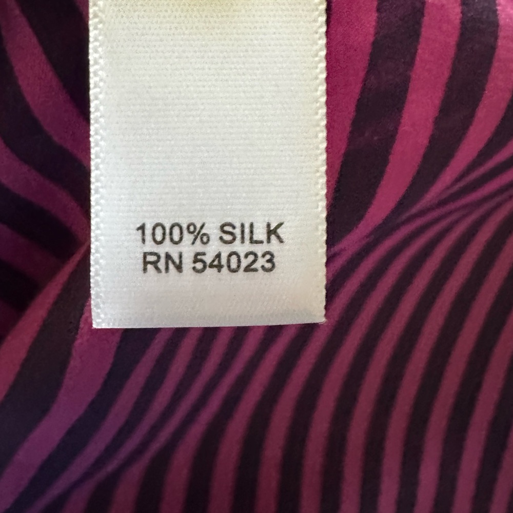 Banana Republic silk long sleeve blouse. - Picture 3 of 4